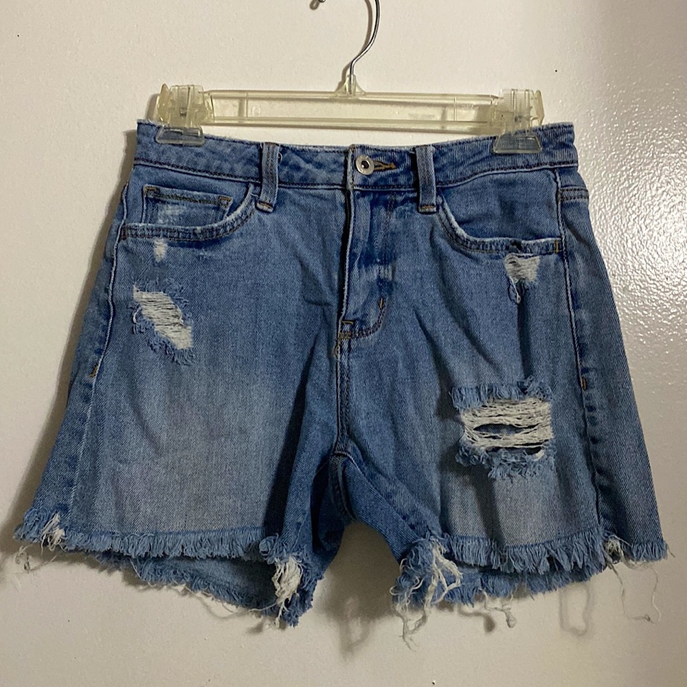 women’s ripped / distressed jean shorts